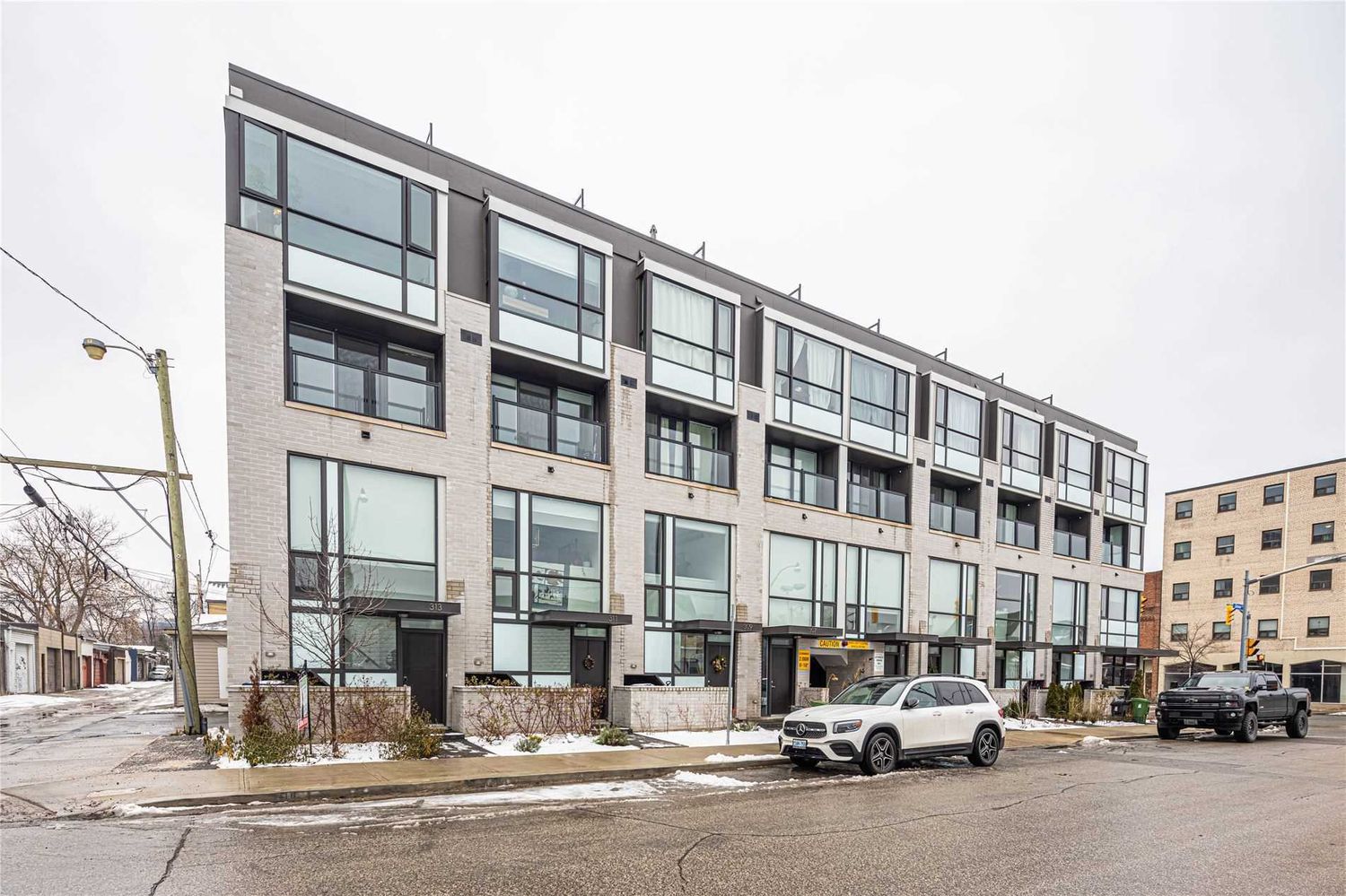 3258 Dundas Street W. Deco Towns is located in  West End, Toronto - image #1 of 2