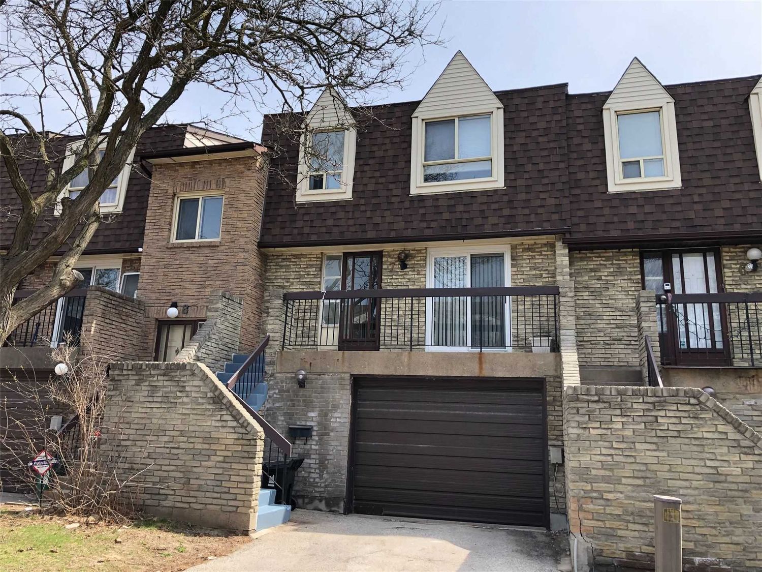 18-30 Sandhurst Cir. 88 Buddleswood Court Townhouses is located in  Scarborough, Toronto - image #2 of 3