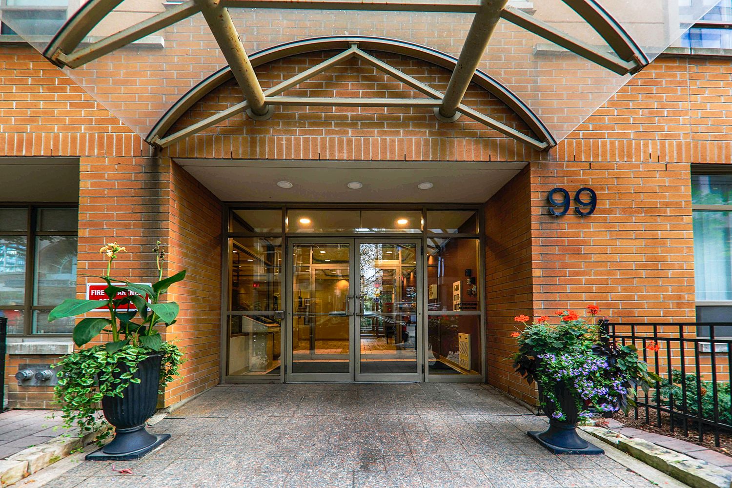 99 Hayden Street. Bloor Walk Residences is located in  Downtown, Toronto - image #4 of 4