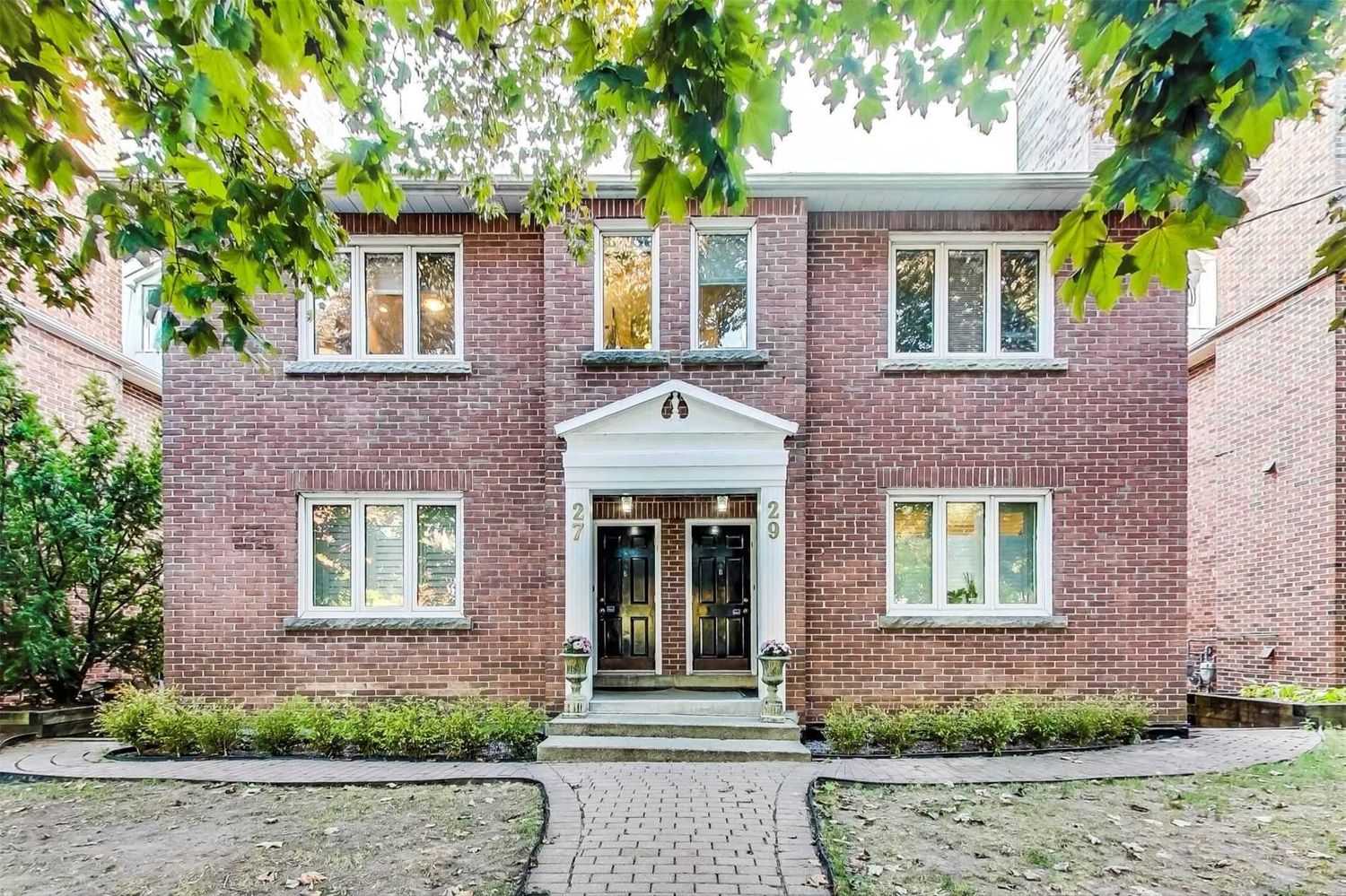 27 Claxton Boulevard. 29 Claxton Blvd Townhouses is located in  Midtown, Toronto - image #1 of 2