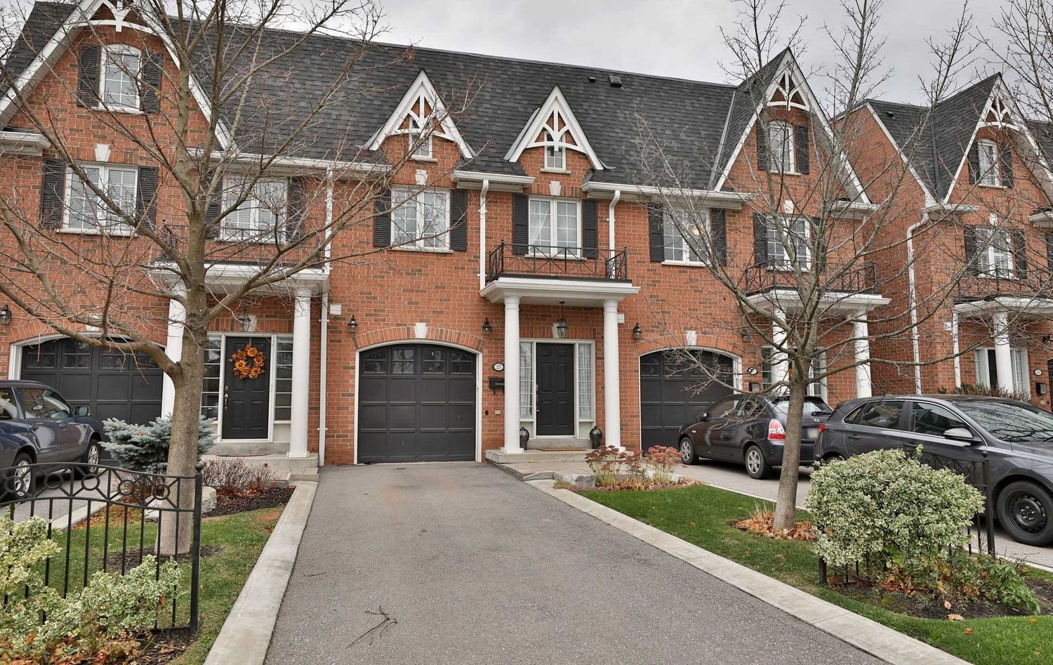 19-29 Ellen Street. 29 Ellen Street Townhomes is located in  Mississauga, Toronto - image #1 of 2