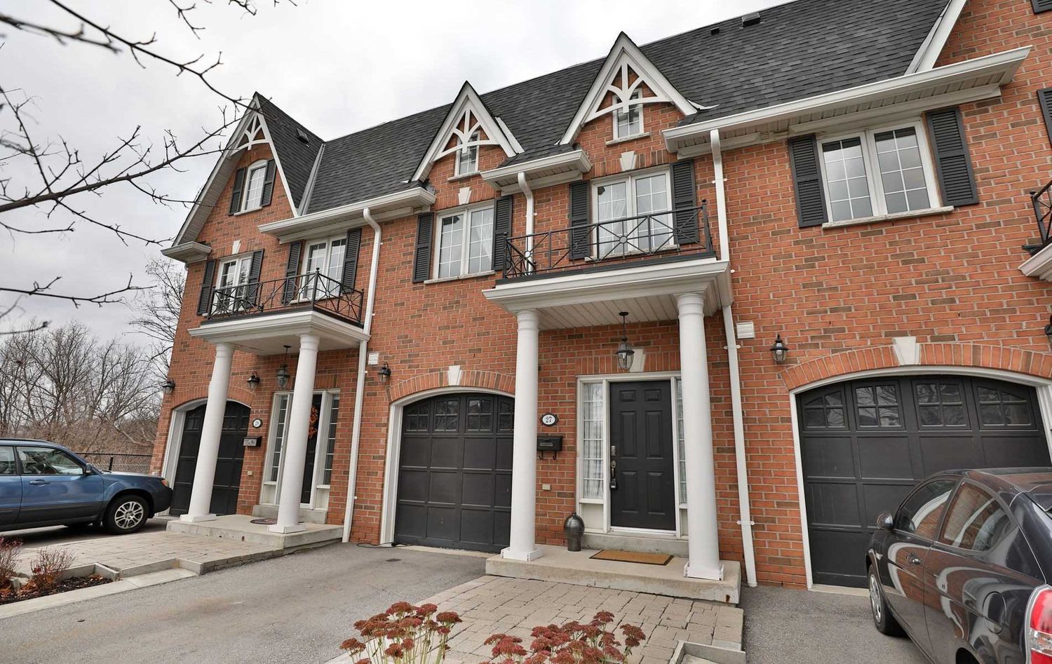 19-29 Ellen Street. 29 Ellen Street Townhomes is located in  Mississauga, Toronto - image #2 of 2