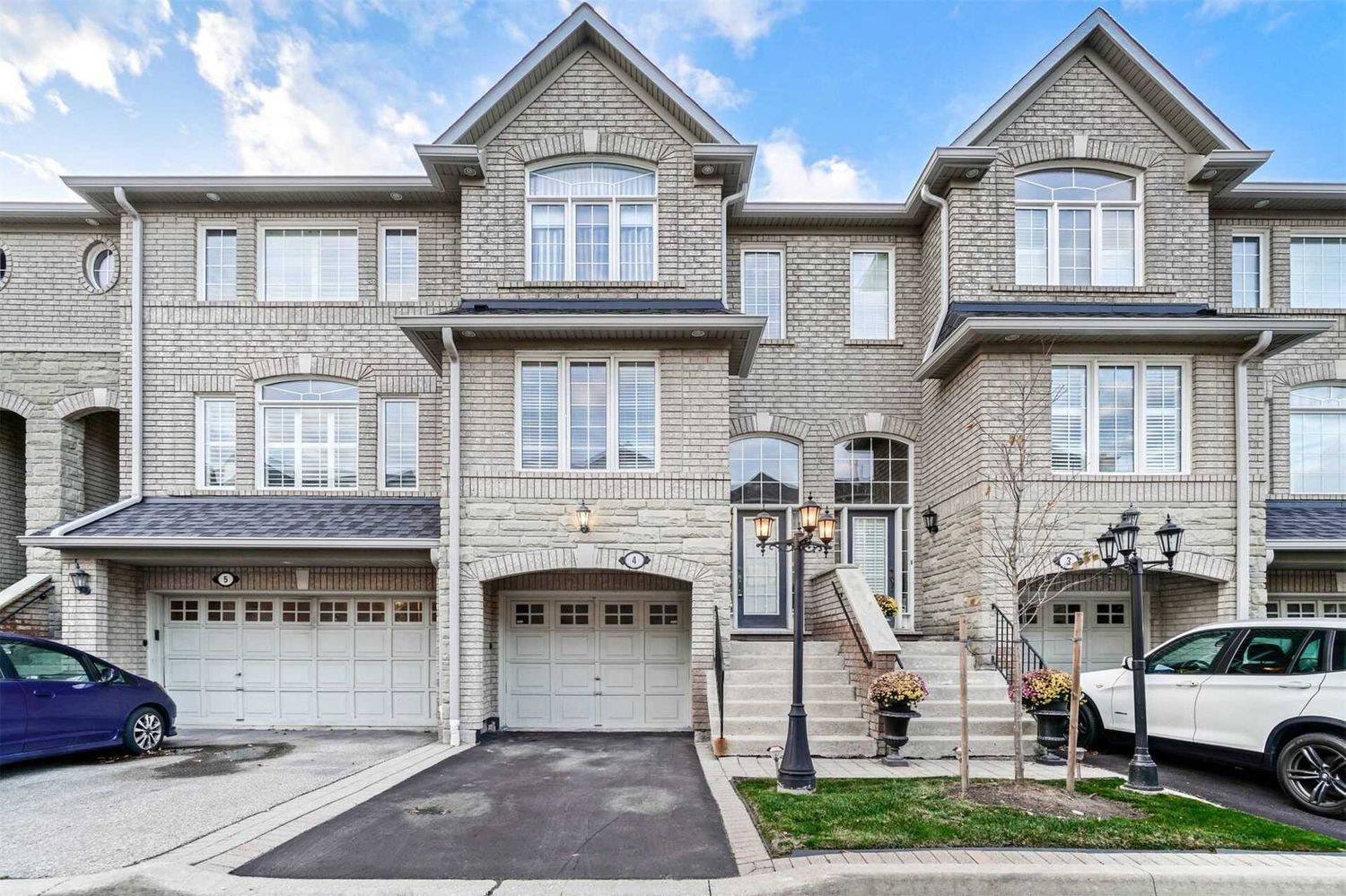 463-485 Bristol Road W. 463 Bristol Road Townhomes is located in  Mississauga, Toronto - image #1 of 2