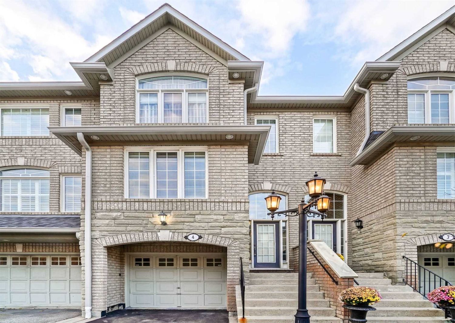 463-485 Bristol Road W. 463 Bristol Road Townhomes is located in  Mississauga, Toronto - image #2 of 2