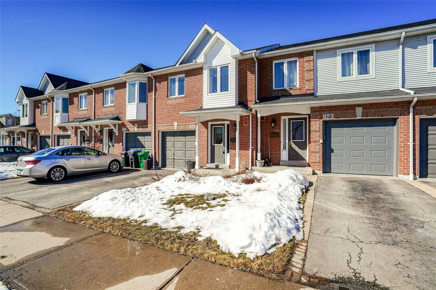 813-825 Village Green Boulevard. 1247 Upper Village Drive Townhouses is located in  Mississauga, Toronto - image #1 of 2