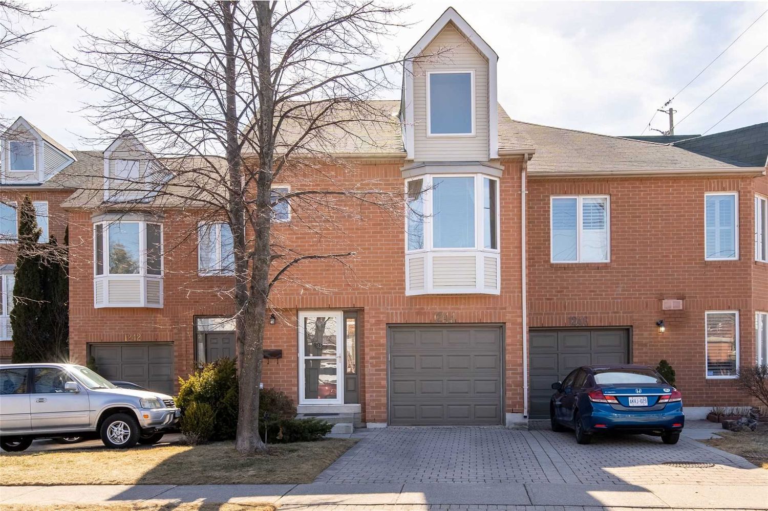 1194-1246 Upper Village Drive. 1194 Upper Village Drive Townhomes is located in  Mississauga, Toronto - image #1 of 2