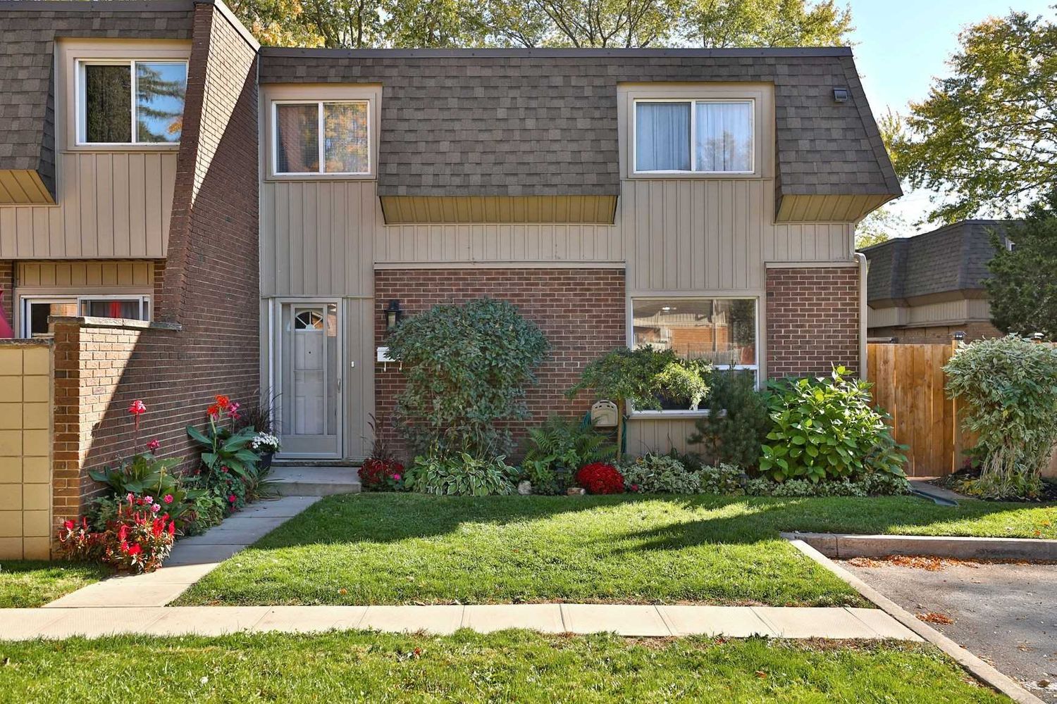 689-709 Francis Road. Greenwood Gardens is located in  Burlington, Toronto - image #1 of 2