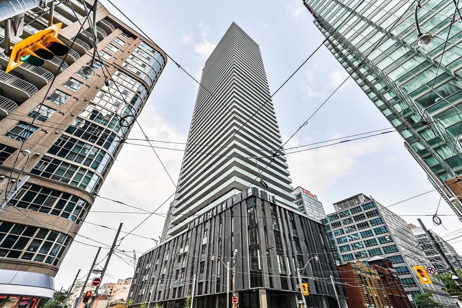 25 Richmond Street E. Yonge + Rich Condos is located in  Downtown, Toronto - image #1 of 3