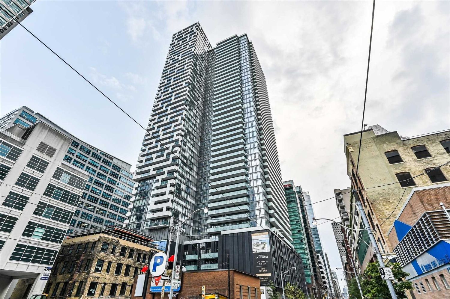 25 Richmond Street E. Yonge + Rich Condos is located in  Downtown, Toronto - image #2 of 3