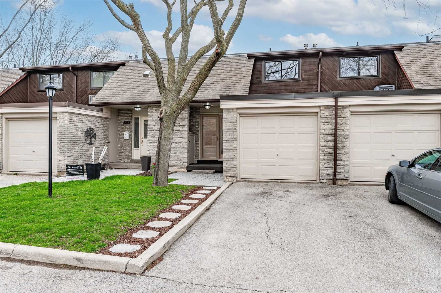 510-594 Forestwood Crescent. 557 Wedgewood Drive Townhomes is located in  Burlington, Toronto - image #1 of 2