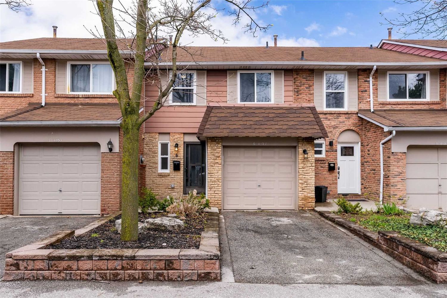 4192-4198 Longmoor Drive. 4196 Longmoor Drive Townhomes is located in  Burlington, Toronto - image #1 of 2