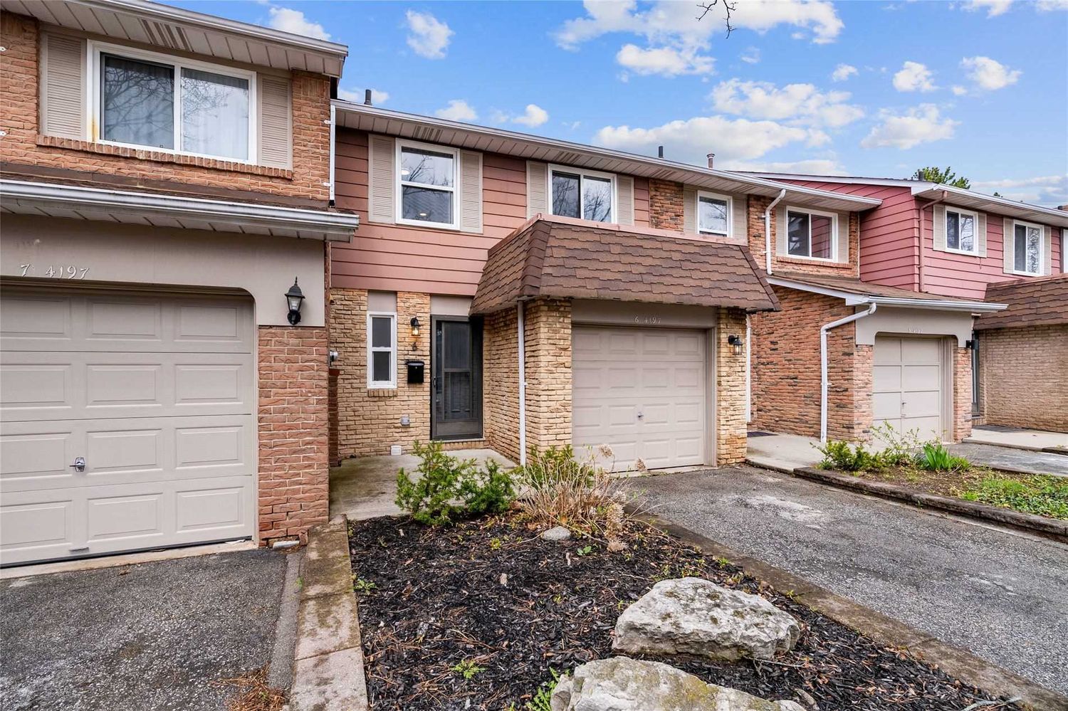 4192-4198 Longmoor Drive. 4196 Longmoor Drive Townhomes is located in  Burlington, Toronto - image #2 of 2