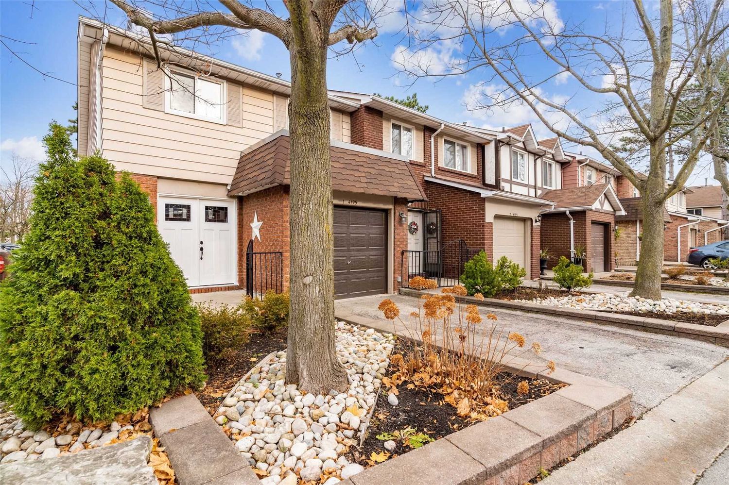 4187-4201 Longmoor Drive.  4201 Longmoor Drive Townhomes is located in  Burlington, Toronto - image #1 of 2