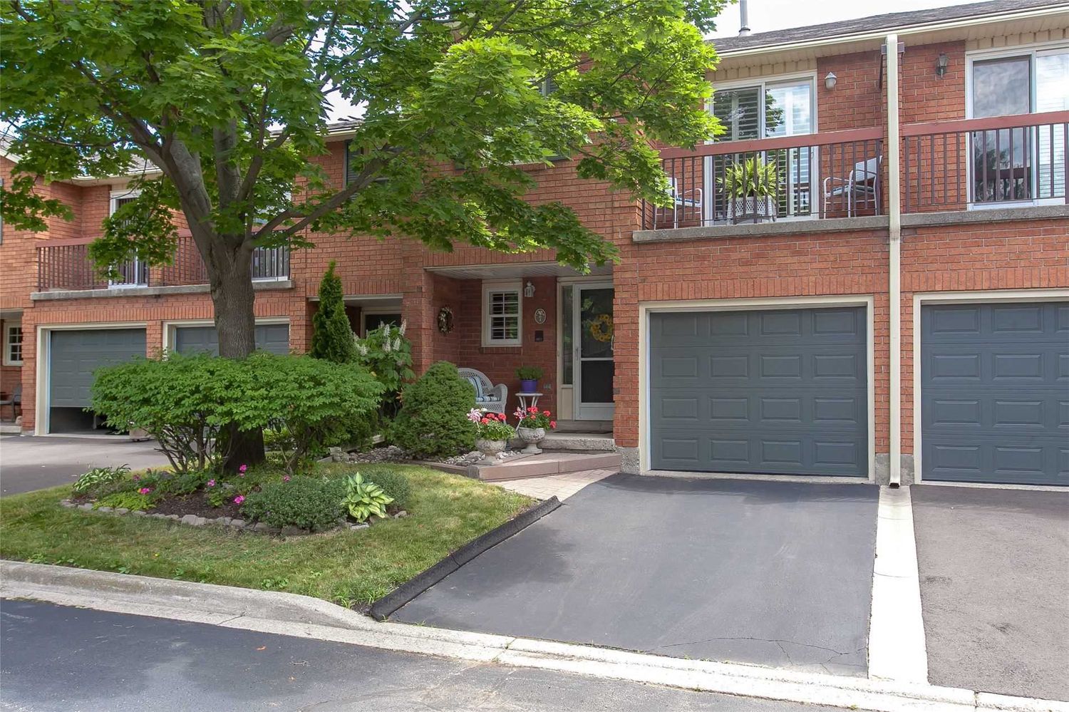 1205 Lambs Court. The Enclave Townhomes is located in  Burlington, Toronto - image #1 of 2