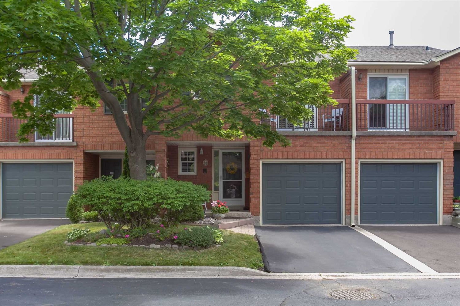 1205 Lambs Court. The Enclave Townhomes is located in  Burlington, Toronto - image #2 of 2