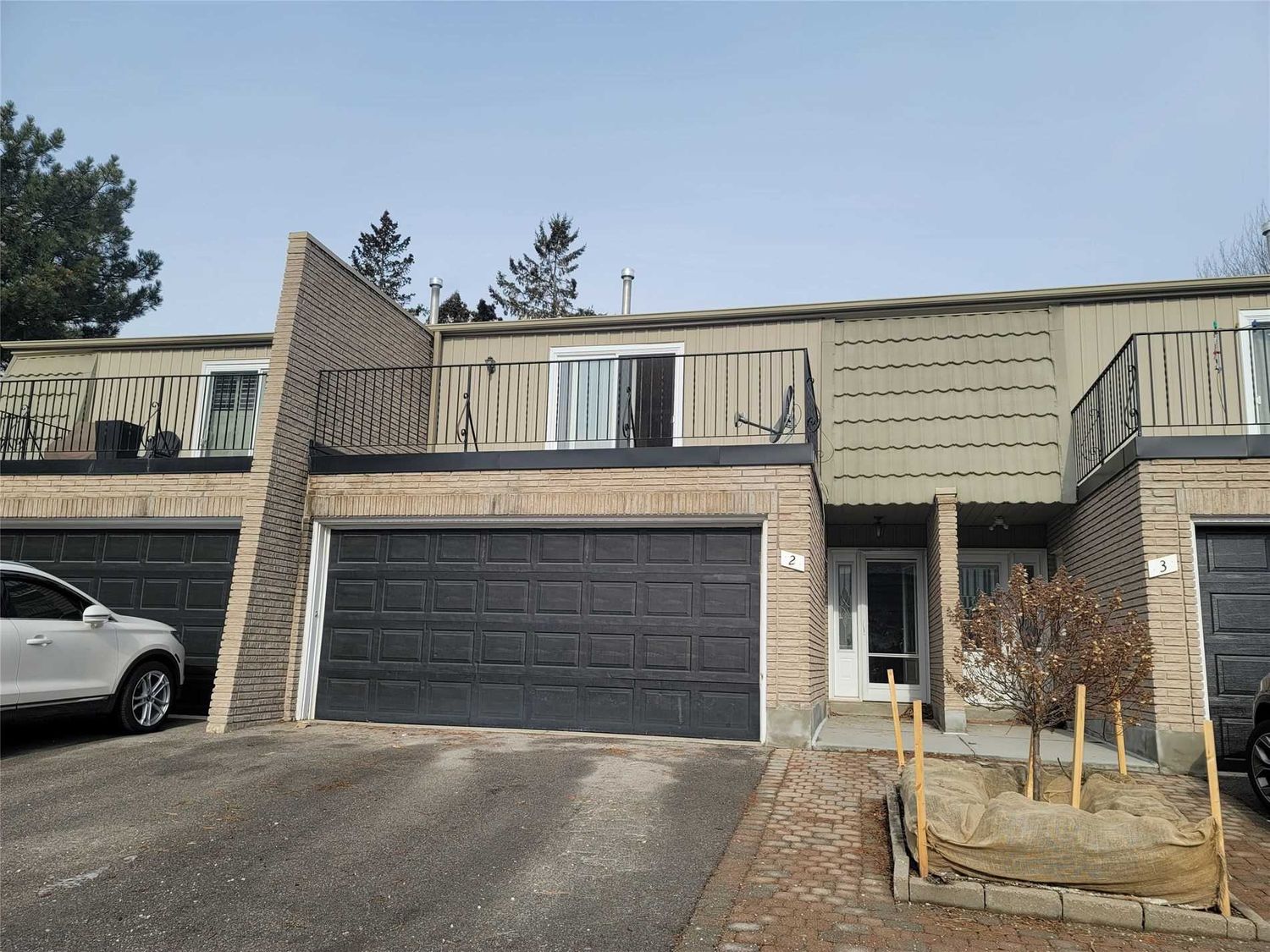 1011 White Oak Drive. 1011 White Oak Drive Townhomes is located in  Burlington, Toronto - image #1 of 2