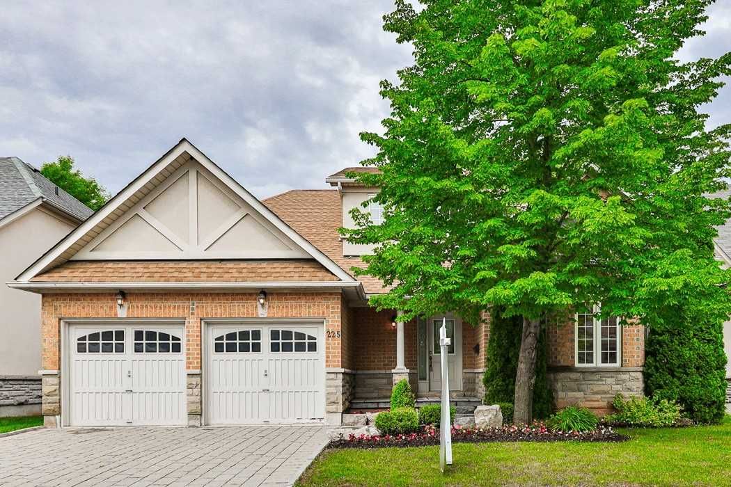 221-236 Carlini Court. Carlini Court Townhomes is located in  Oakville, Toronto - image #1 of 2