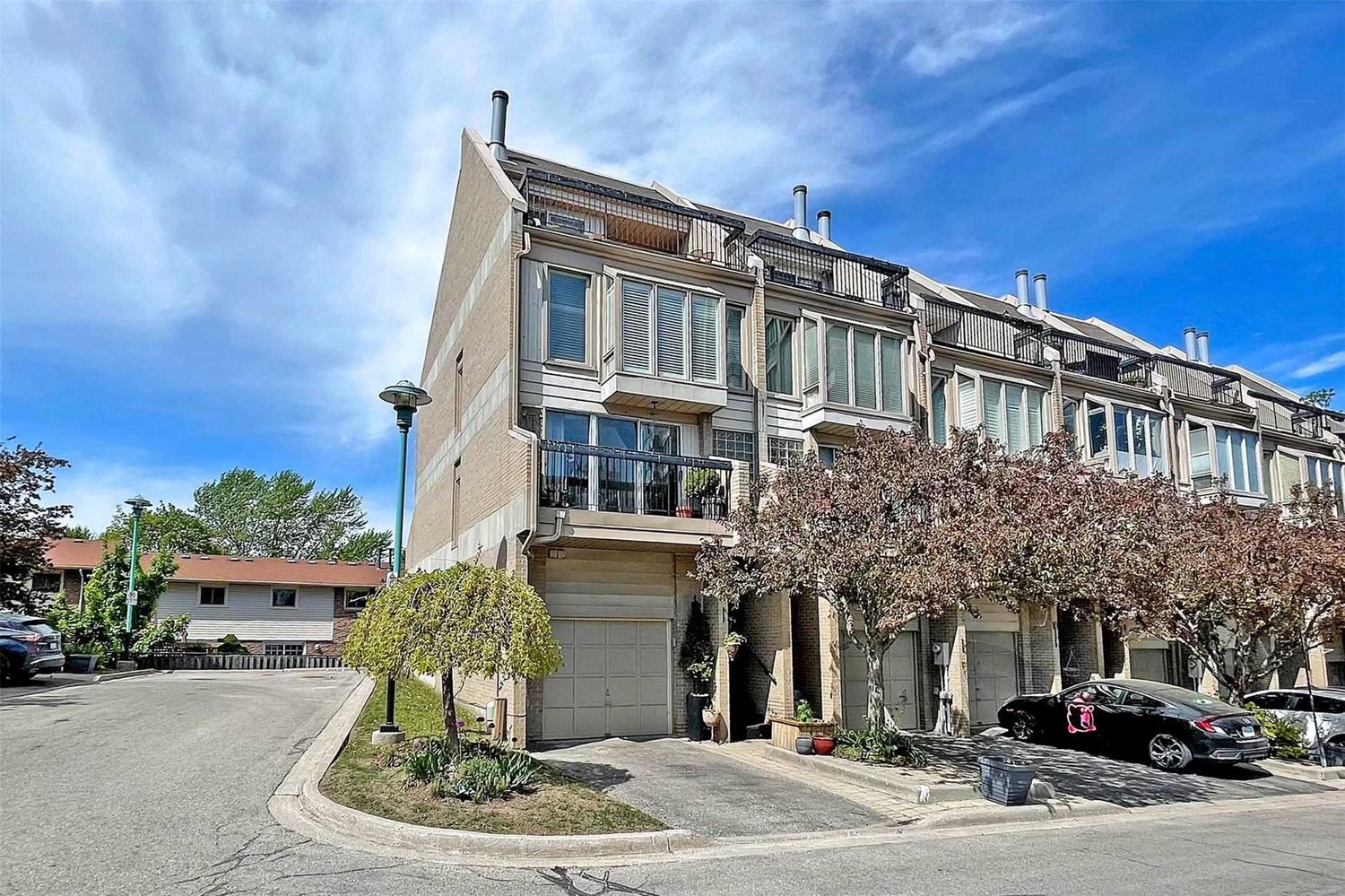 2-64 Cumberland Lane. 2-64 Cumberland Lane Townhomes is located in  Ajax, Toronto - image #2 of 2