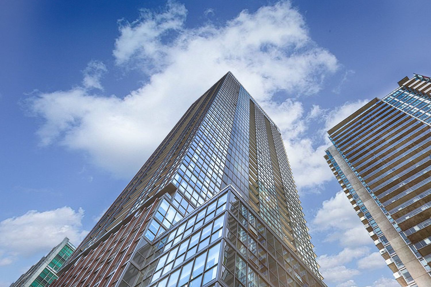 88 Blue Jays Way. Bisha Hotel & Residences is located in  Downtown, Toronto - image #2 of 4