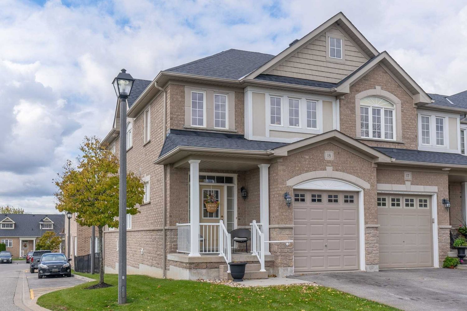 1070 Glenbourne Drive. 1070 Glenbourne Townhomes is located in  Oshawa, Toronto - image #1 of 3