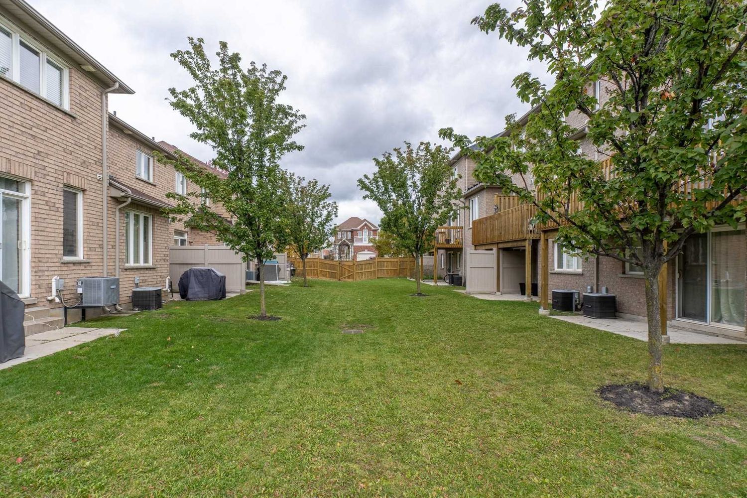 1070 Glenbourne Drive. 1070 Glenbourne Townhomes is located in  Oshawa, Toronto - image #3 of 3