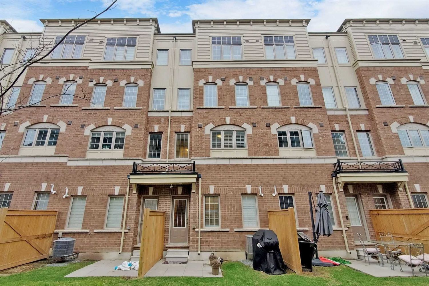 2613-2653 Eaglesham Path. 2601 Deputy Minister Path Townhomes is located in  Oshawa, Toronto - image #1 of 3