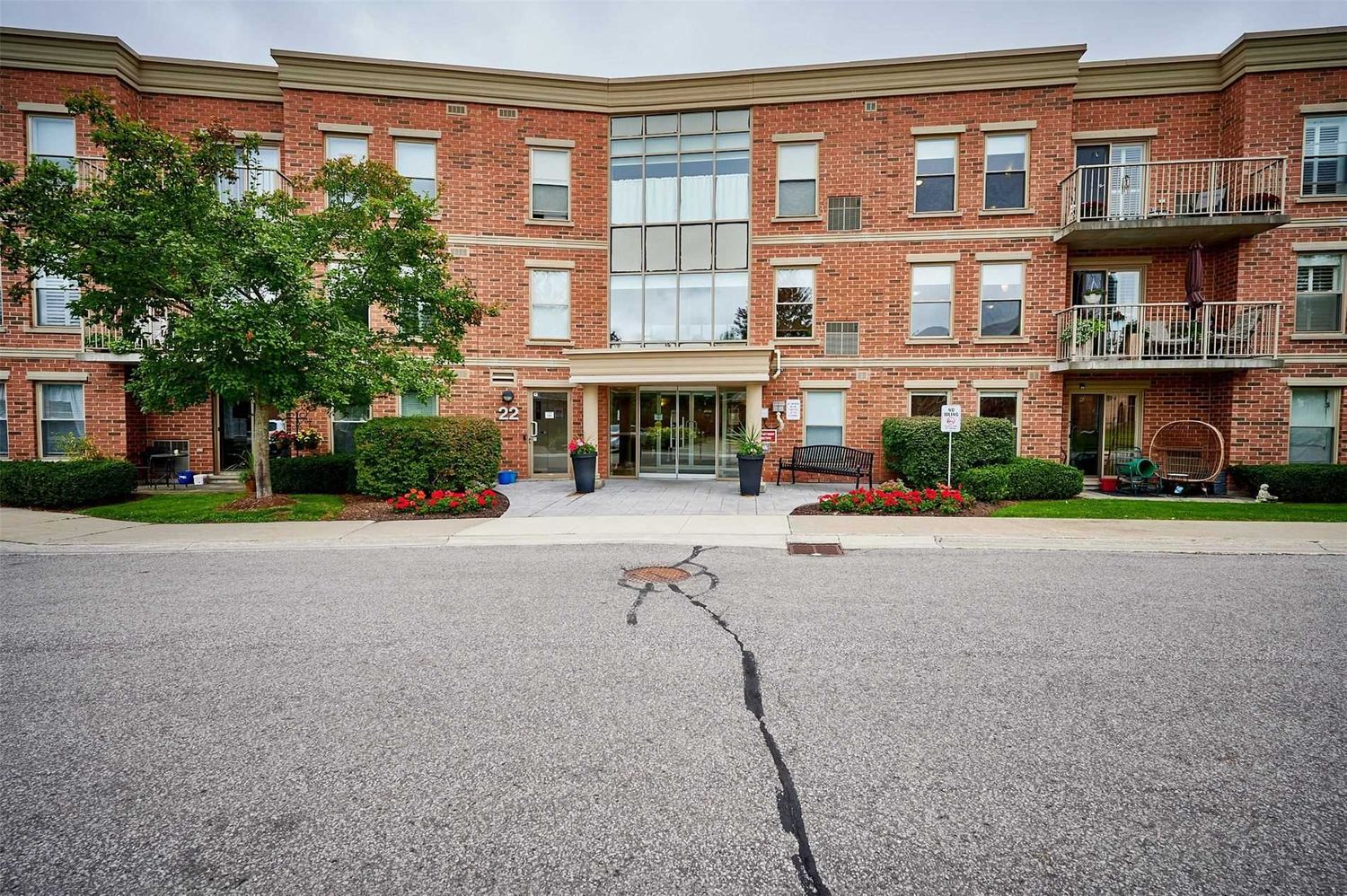 13-22 James Hill Court. Bridgewater Condominium is located in  Uxbridge, Toronto - image #1 of 2