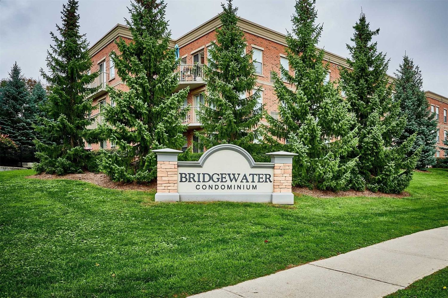 13-22 James Hill Court. Bridgewater Condominium is located in  Uxbridge, Toronto - image #2 of 2