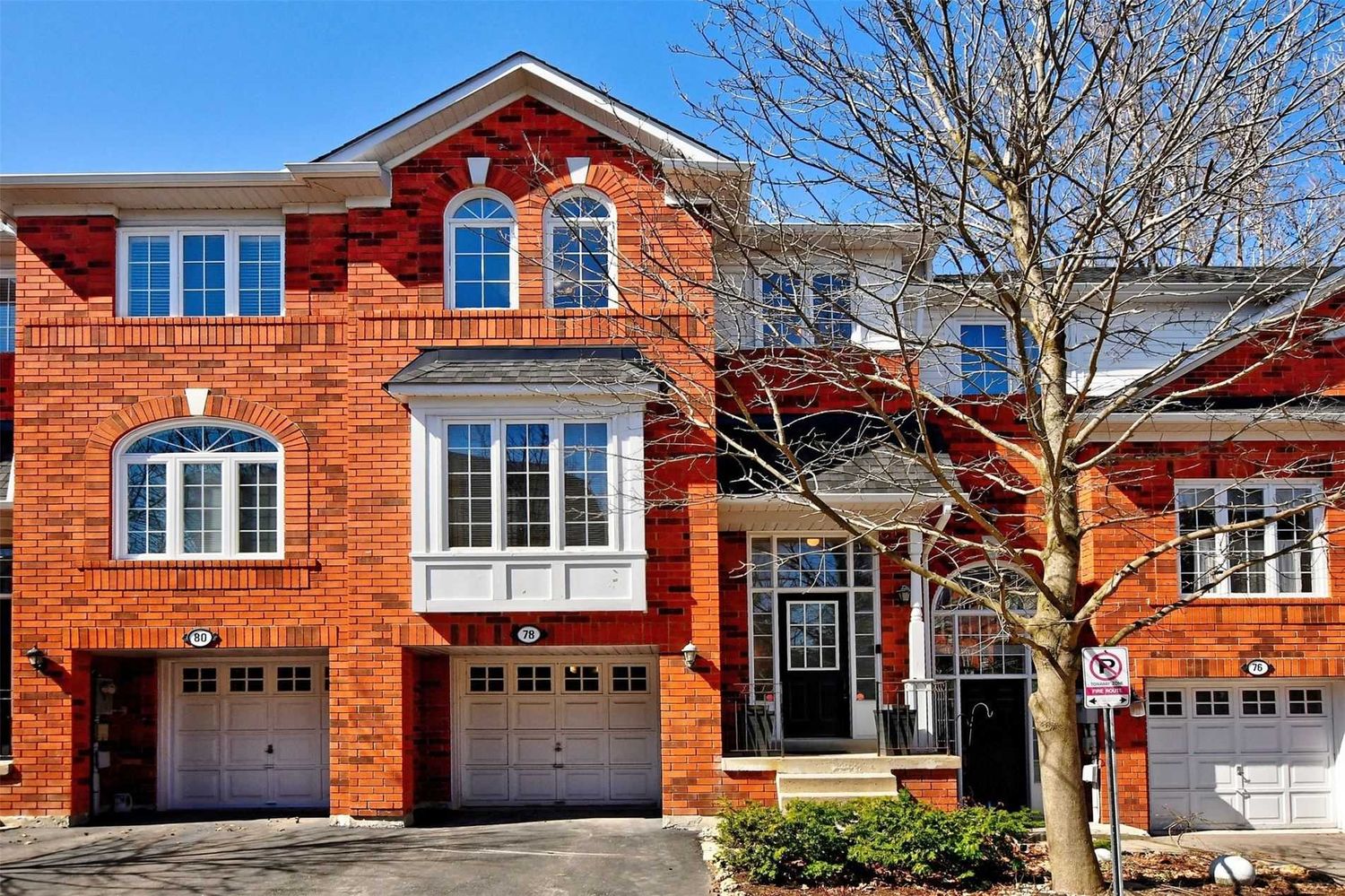 1-139 Mosaics Avenue. Mosaics Avenue Townhomes is located in  Aurora, Toronto - image #1 of 3