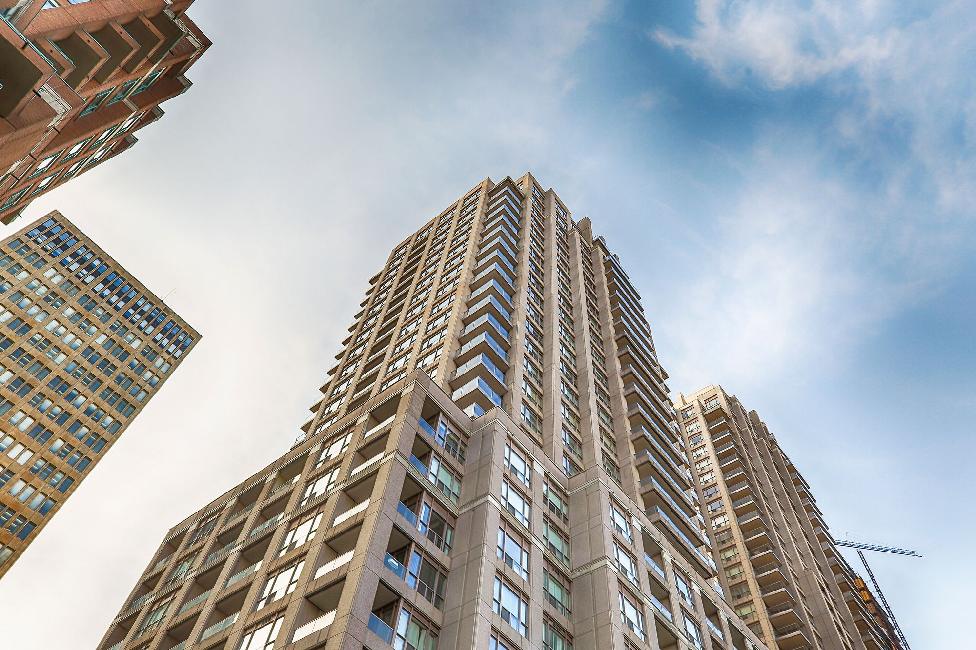 909 Bay St The Allegro 2 Condos for Sale & 2 Units for Rent strata.ca