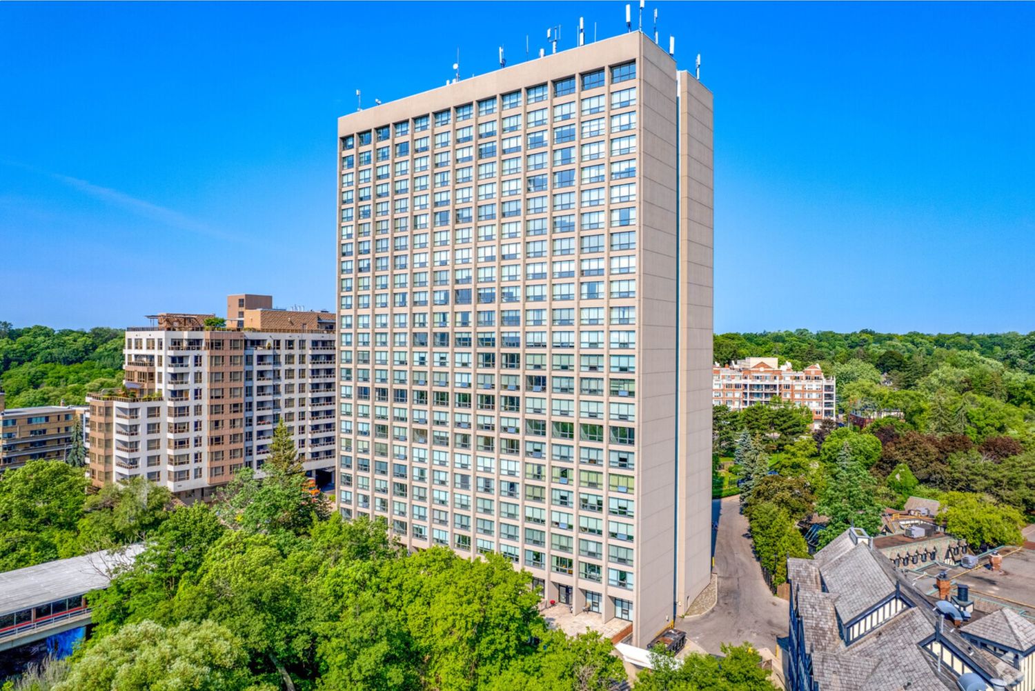 39 Old Mill Road. Old Mill Towers is located in  York Crosstown, Toronto - image #1 of 6