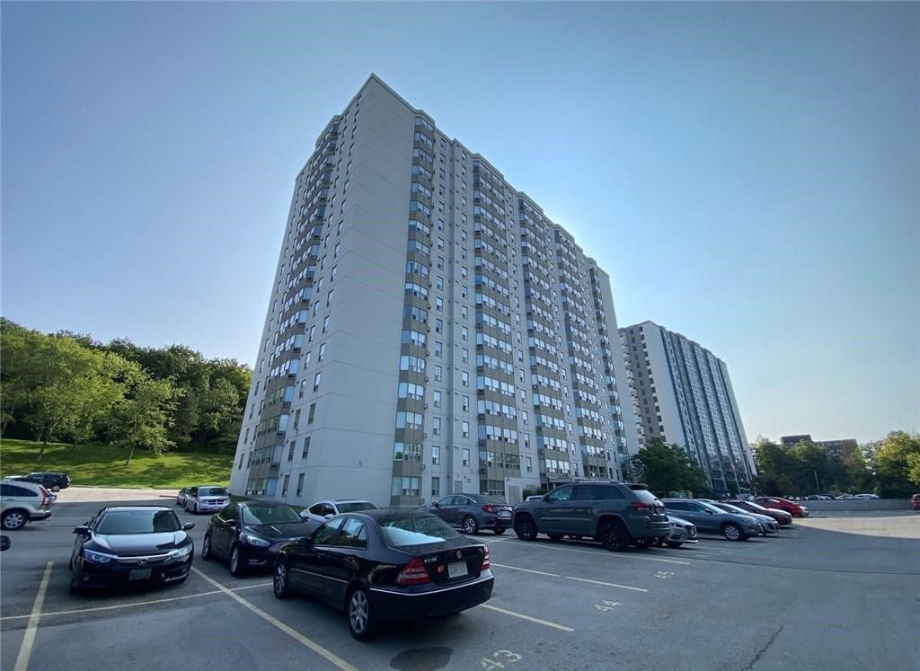 35 Green Valley Drive. Green Valley Place is located in  Kitchener, Toronto - image #2 of 9