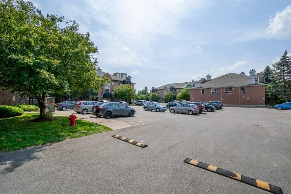 3085 Kingsway Drive. Briarwood Condominiums is located in  Ottawa, Toronto - image #5 of 6