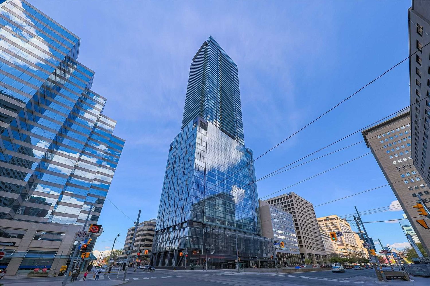 488 University Avenue. The Residences of 488 University Avenue is located in  Downtown, Toronto - image #1 of 2