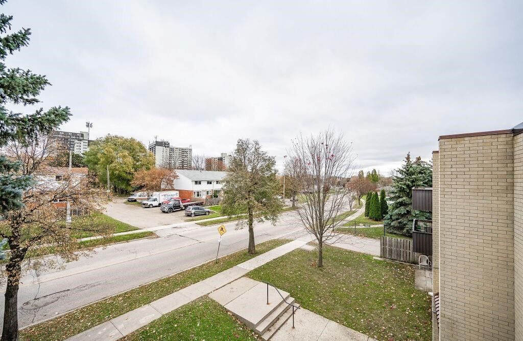 75 Hazelglen Drive. 75 Hazelglen Condos is located in  Kitchener, Toronto - image #3 of 7