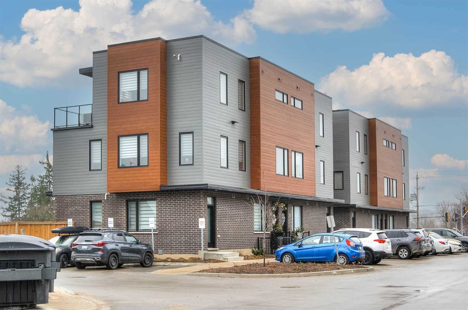 54 Bridge Street W. Pano Hillside Condo Towns is located in  Kitchener, Toronto - image #1 of 4