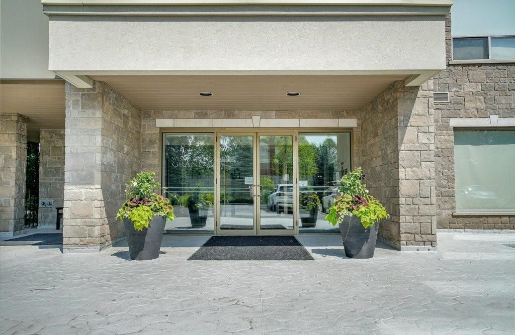 223 Erb Street West. Westmount Grand Luxury Condos is located in  Waterloo, Toronto - image #4 of 10