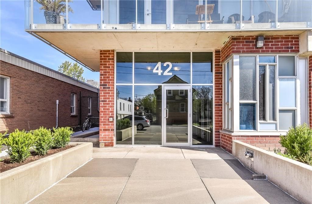 42 Bridgeport Road East. The 42 Condos is located in  Waterloo, Toronto - image #3 of 8