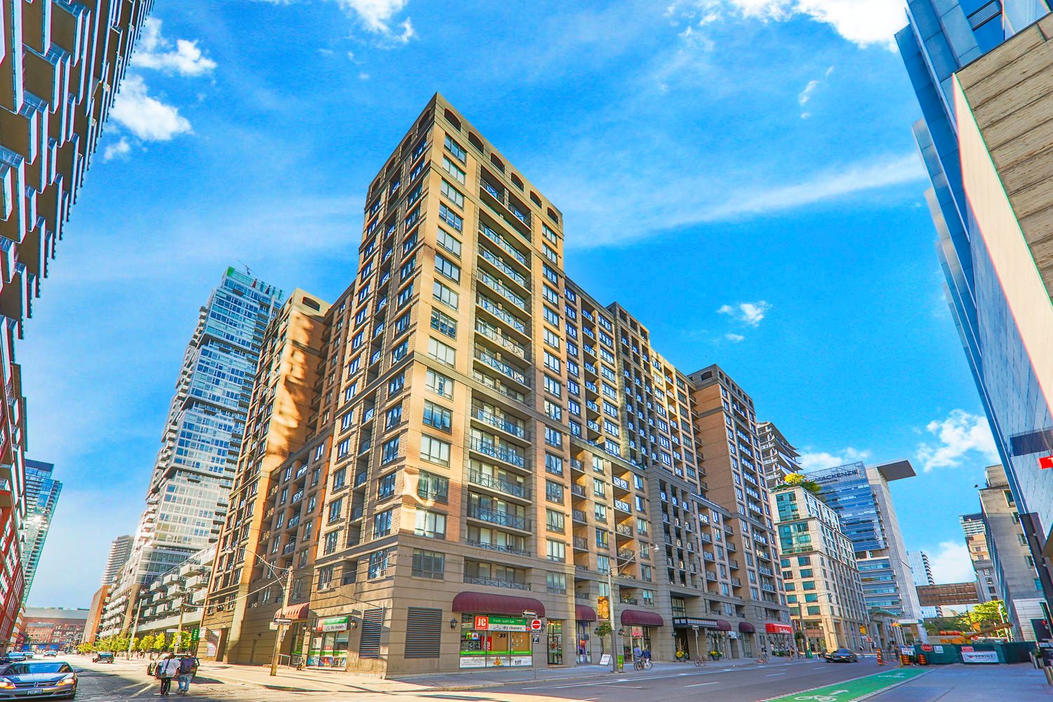 140 Simcoe Street. University Plaza Condos is located in  Downtown, Toronto - image #1 of 4