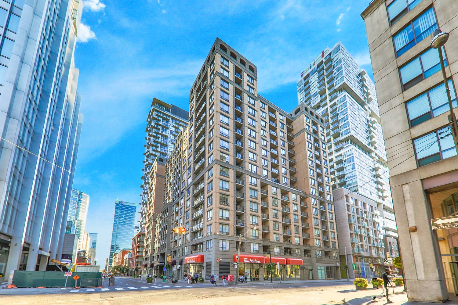 140 Simcoe Street. University Plaza Condos is located in  Downtown, Toronto - image #2 of 4