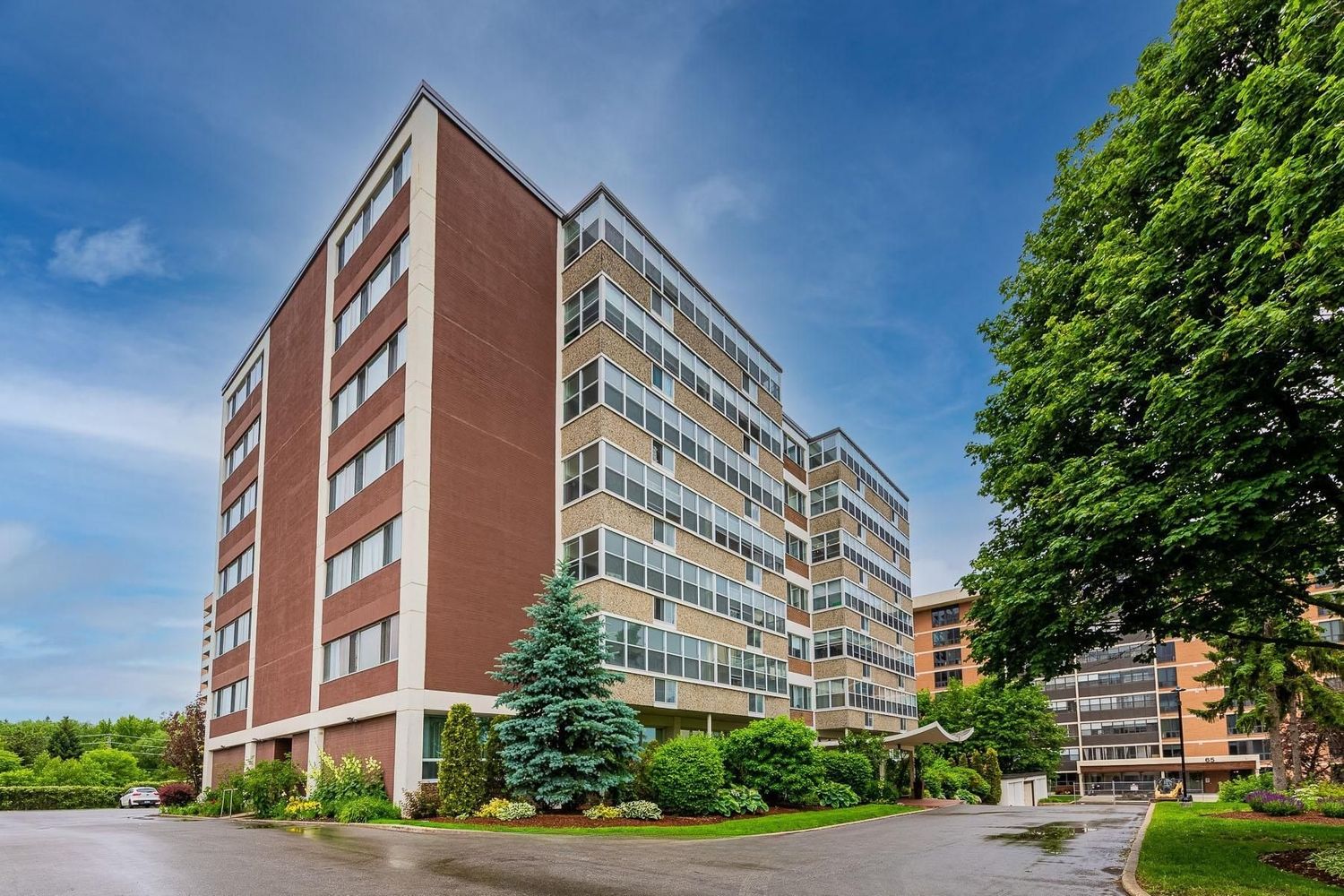 45 Westmount Road North. Westmount Towers is located in  Waterloo, Toronto - image #1 of 6