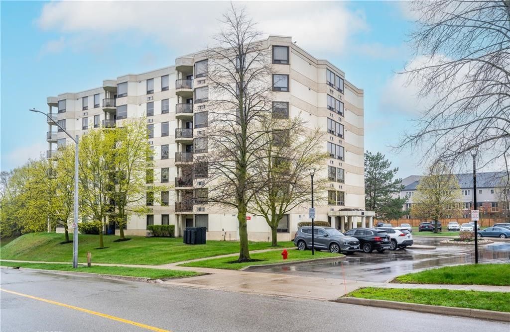 688 Preston Parkway. Valley Ridge Condominiums is located in  Cambridge, Toronto - image #1 of 5