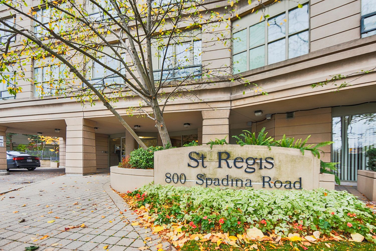 800 Spadina Road. St Regis is located in  Midtown, Toronto - image #4 of 4