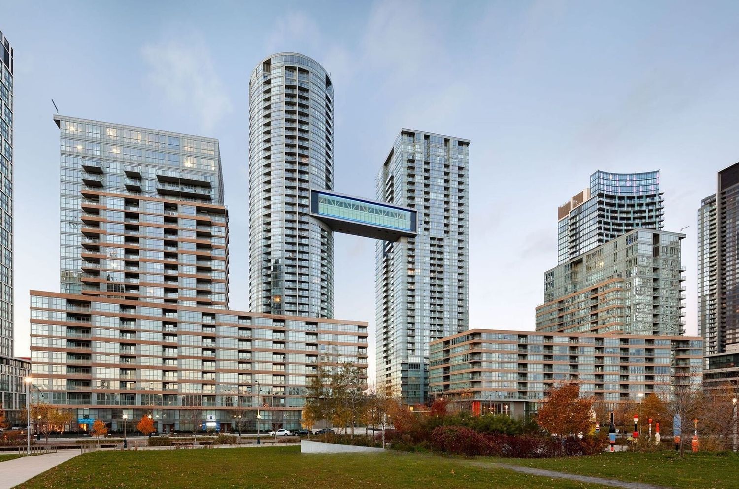 102-112 Fort York Boulevard. 102-112 Fort York Boulevard is located in  Downtown, Toronto - image #1 of 2