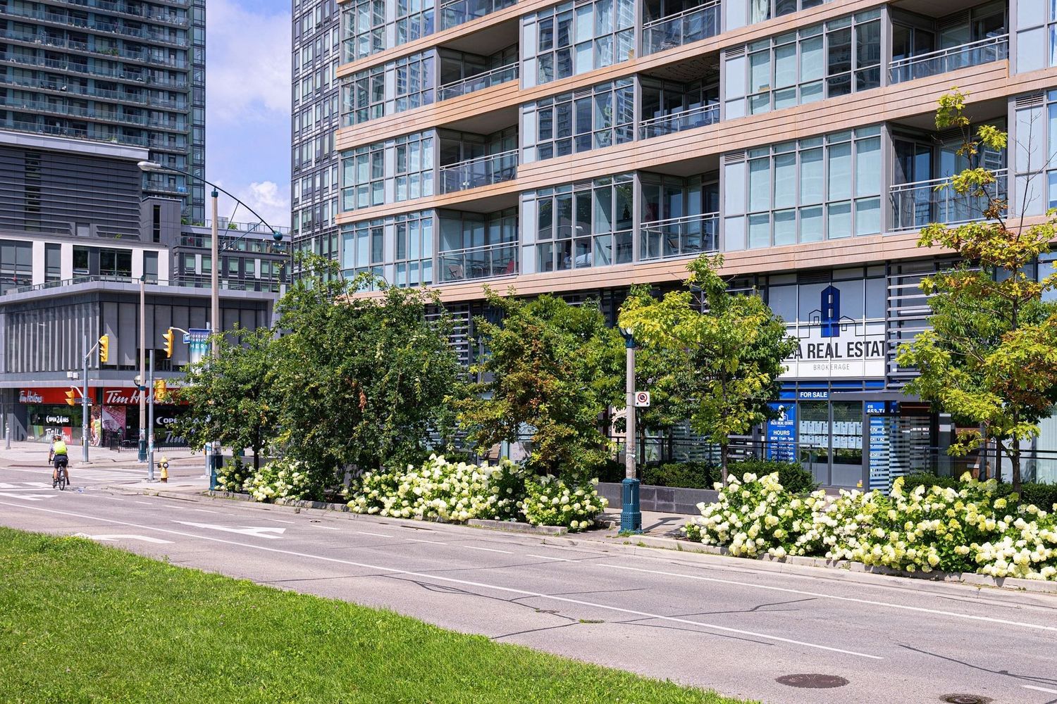 102-112 Fort York Boulevard. 102-112 Fort York Boulevard is located in  Downtown, Toronto - image #2 of 2