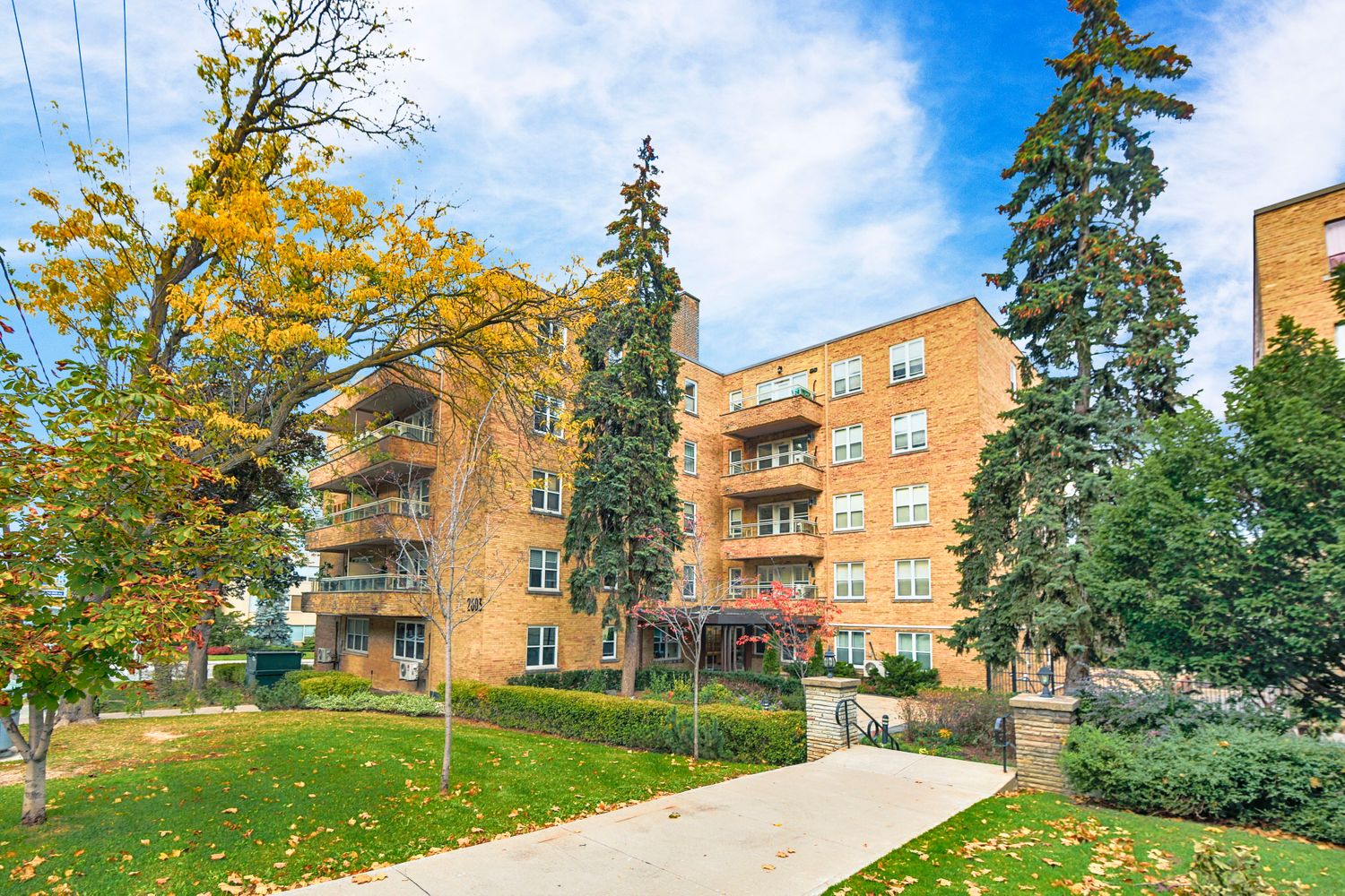 2603 Bathurst Street. The Courtyards of Upper Forest Hill is located in  Midtown, Toronto - image #2 of 4