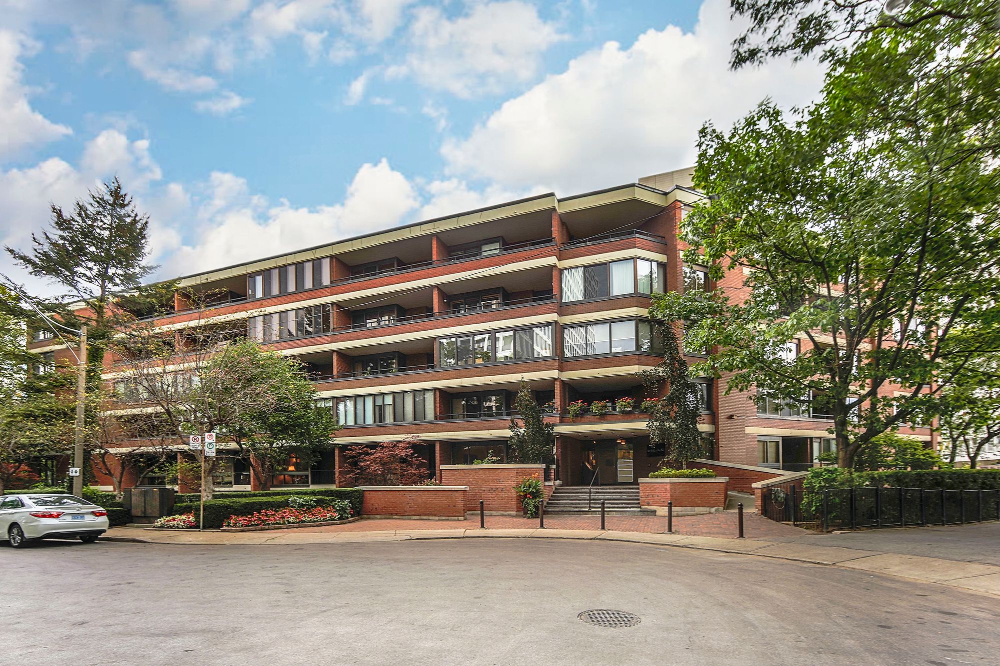 349 St Clair Ave W Winston Place 2 Beds + Den 4 Baths Unit 116 Strata.ca 349 St Clair Ave W Winston Place 2 Beds + Den 4 Baths Unit 116 Strata.ca