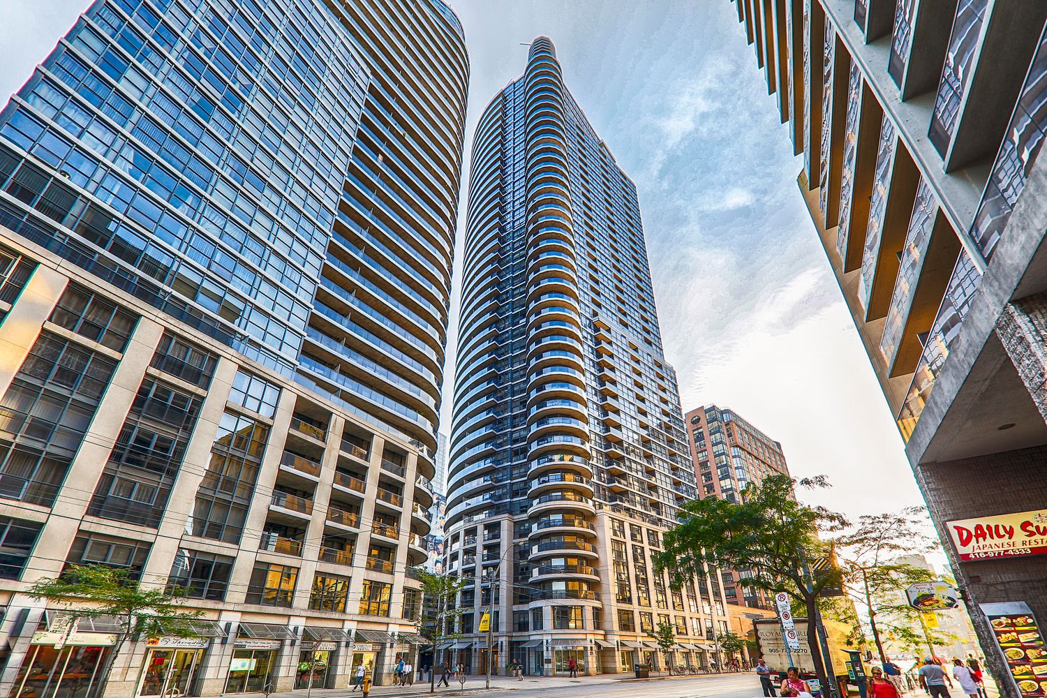 21 Carlton Street. The Met Condos is located in  Downtown, Toronto - image #1 of 6