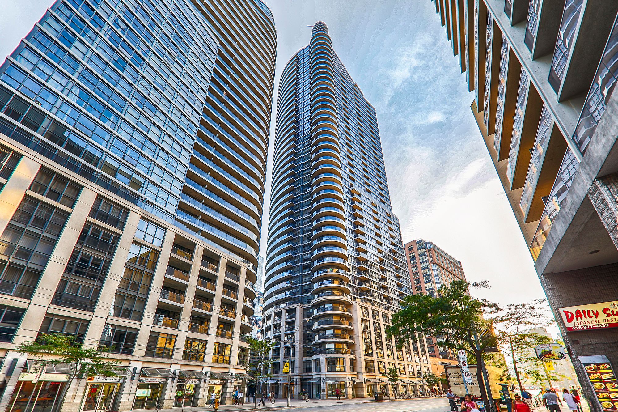 21 Carlton St. This condo at The Met Condos is located in  Downtown, Toronto - image #1 of 6 by Strata.ca