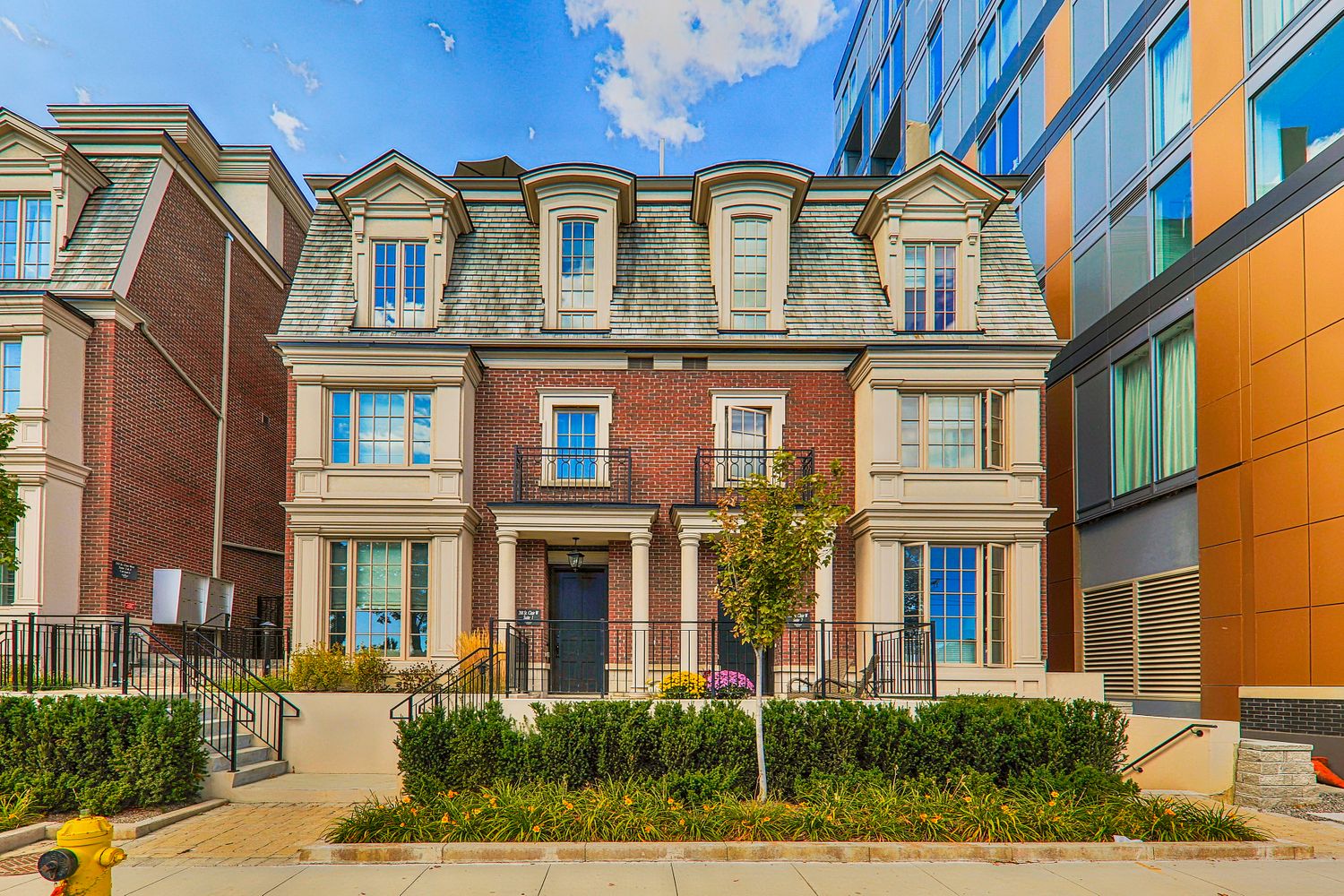 288-292 St Clair Avenue W. Churchill Collection Townhomes is located in  Midtown, Toronto - image #2 of 4